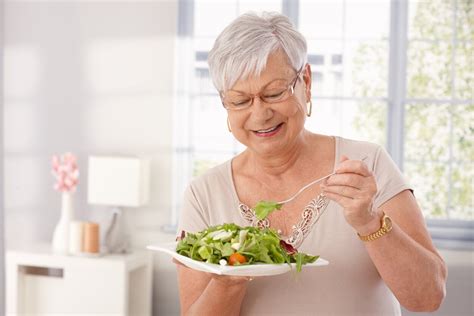 Plato de comida saludable para adultos mayores con énfasis en proteínas