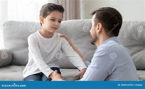 Padre e hijo hablando en un ambiente de confianza