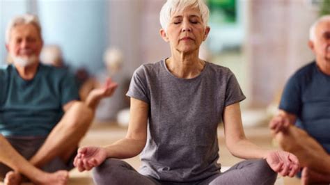 Infografía mostrando los beneficios del yoga para adultos mayores: mejora el equilibrio, la flexibilidad y la concentración.