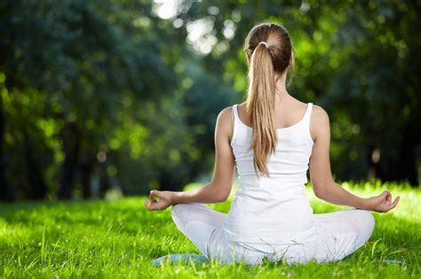 Persona practicando yoga o meditación en un ambiente tranquilo