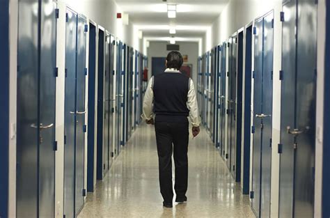 Ilustración de un funcionario de prisiones realizando el recuento de internos en un módulo