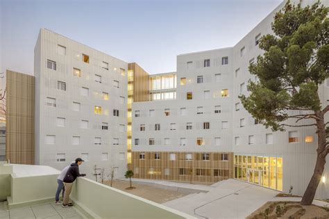 Fachada de residencia estudiantil moderna en barrio universitario
