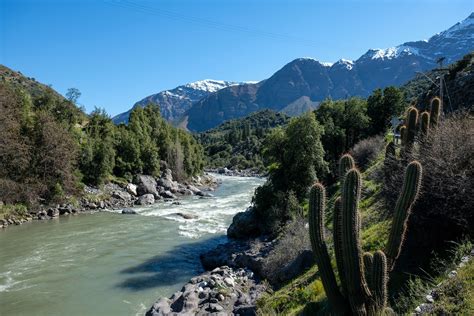 Paisaje del Cajón del Maipo con montañas y río