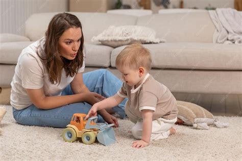 Fotografía de un bebé interactuando con su madre, simbolizando el inicio de la comunicación.