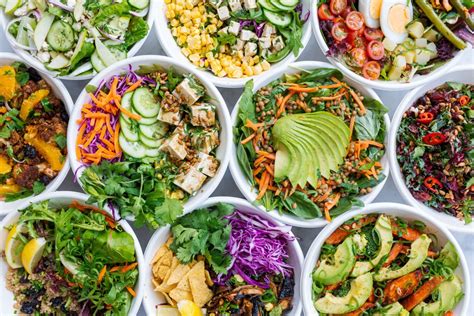Variedad de ingredientes frescos para ensaladas