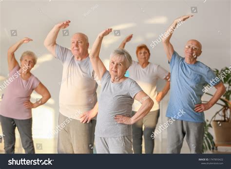 Ilustración de personas mayores practicando taichí en un entorno comunitario.