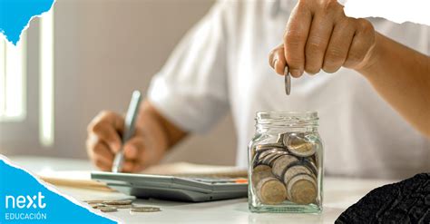 Persona jubilada gestionando sus finanzas personales