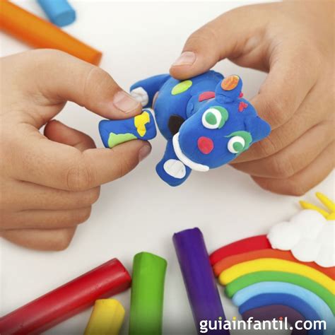 Imagen de niños jugando con plastilina y puzles.
