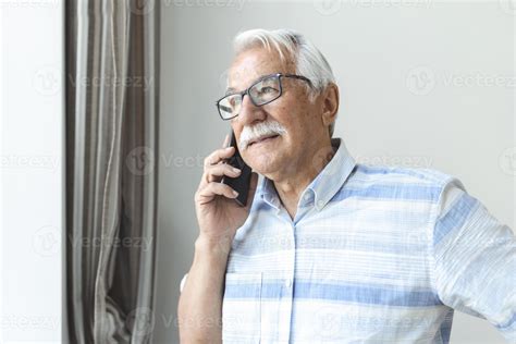 Imagen de una persona mayor usando un teléfono para consultar servicios