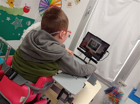 Persona con discapacidad intelectual utilizando una tablet para organizar sus tareas