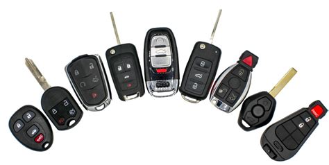 Documentos de financiamiento automotriz y una llave de auto