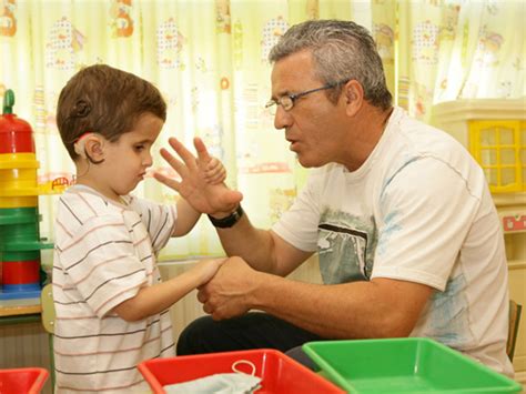Dr. Jan van Dijk interactuando con un niño sordociego usando un calendario de objetos