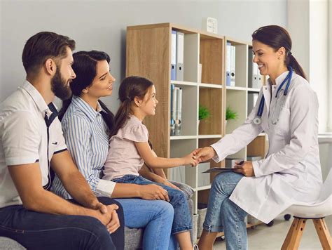Equipo médico brindando atención y apoyo a un paciente y su familia