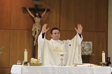 sacerdote en silla de ruedas oficiando una misa
