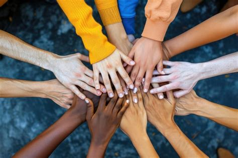 Foto grupal de miembros de diversas edades y orígenes, representando la pluralidad del COSOC