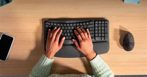 Persona utilizando un teclado adaptado de grandes dimensiones