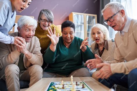 Foto de personas mayores jugando un juego de mesa para estimular la memoria