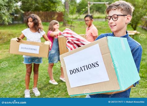 Voluntarios recolectando donaciones para el hogar de ancianos