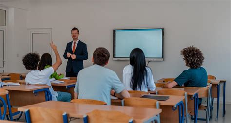 Instructor de autoescuela enseñando a una persona con discapacidad a usar controles manuales