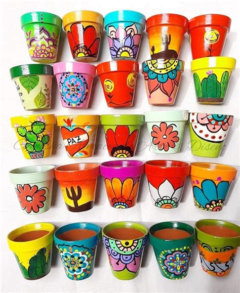 Macetas de cerámica pintadas a mano con diseños simples