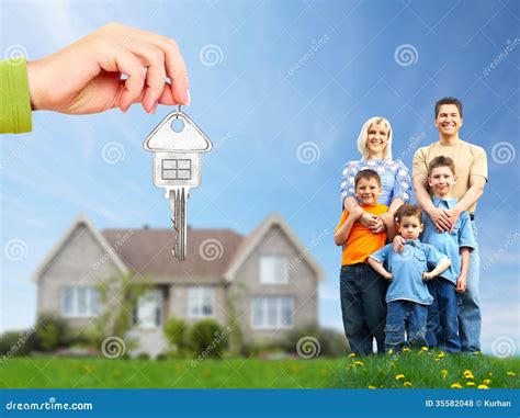 Foto de una familia feliz en su nueva casa