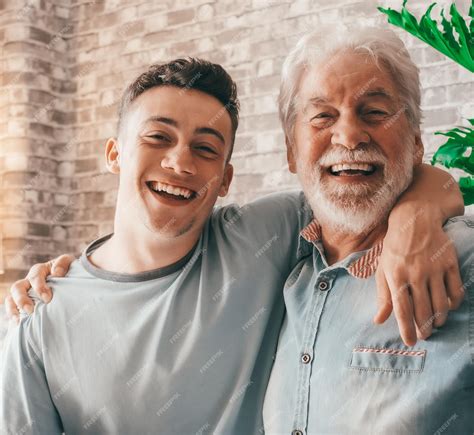 Foto de un joven y una persona mayor compartiendo una actividad o conversación