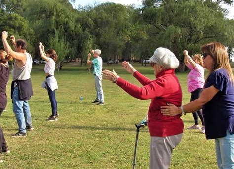 Personas mayores participando en una actividad de conservación ambiental.