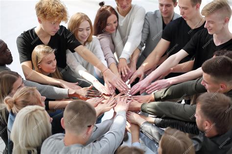 Foto temática: Grupo de personas en un círculo de apoyo, escuchándose mutuamente en un ambiente acogedor.