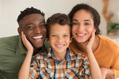 Foto de una familia de acogida multicultural
