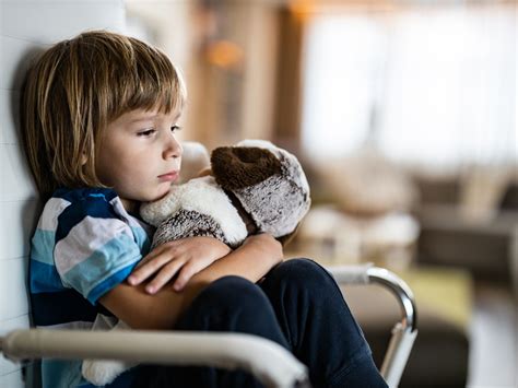 Ilustración de un niño expresando frustración o tristeza de forma no verbal que es malinterpretada como mal comportamiento