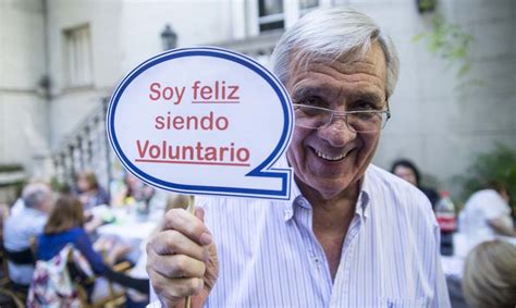 Infografía sobre diferentes tipos de voluntariado digital para personas mayores: videollamadas, enseñanza de tecnología, creación de contenido.