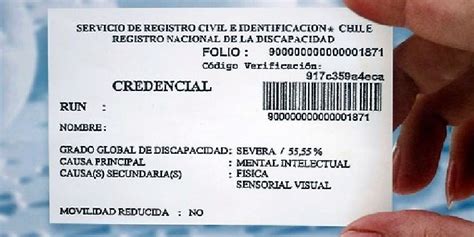 Fotografía de una credencial de discapacidad visible en el parabrisas de un vehículo