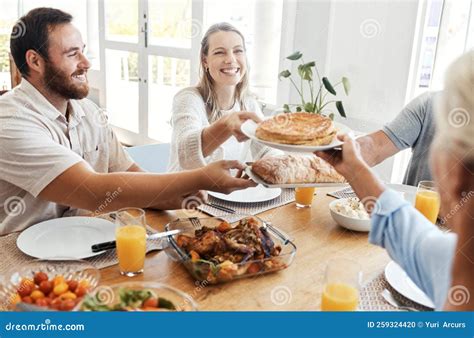 Residentes de Garden Suites compartiendo un almuerzo en un ambiente luminoso