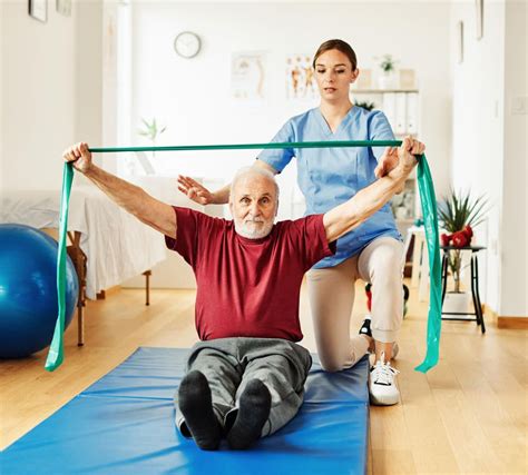 Adultos mayores realizando ejercicios en una sesión de fisioterapia.