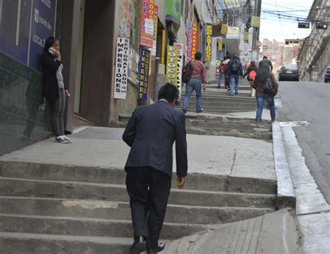Esquema de barreras urbanas que impiden la movilidad de los adultos mayores: aceras en mal estado, falta de rampas y transporte público deficiente.