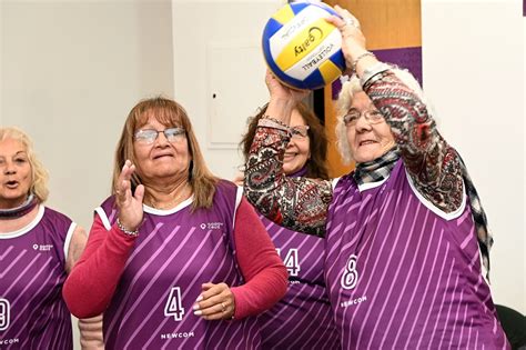 Equipo de adultos mayores practicando Newcom con una pelota blanda