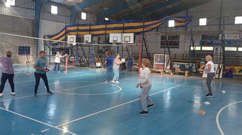 Adultos mayores celebrando un punto en un partido de Newcom