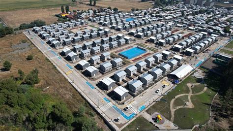Foto aérea de la villa Valle de la Esperanza en Maipú y la villa Michaihue en San Pedro de la Paz, mostrando la densidad habitacional