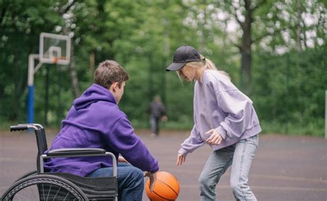 Persona con discapacidad realizando actividad física adaptada