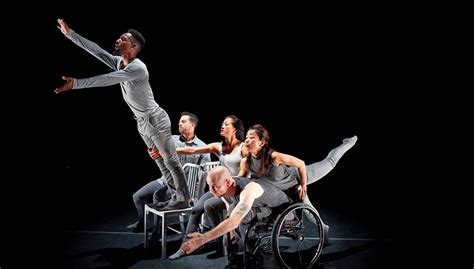 Fotografía de una compañía de danza inclusiva, mostrando bailarines con y sin sillas de ruedas interactuando armoniosamente