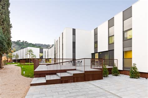 Fachada de una residencia de ancianos moderna y luminosa