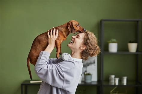 Foto de un dueño interactuando con su perro anciano, jugando un juego de olfato