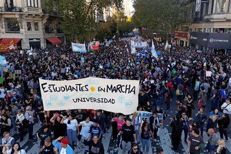Foto de una marcha multitudinaria del movimiento No+AFP en Chile