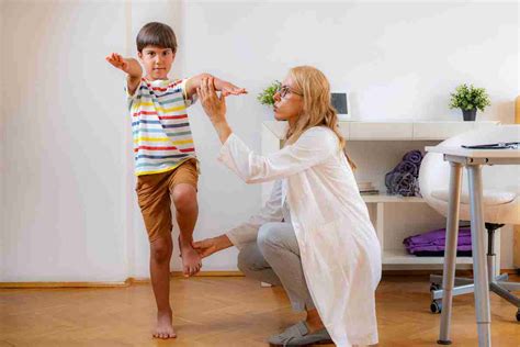 Ilustración de un fisioterapeuta evaluando el tono muscular de un niño con parálisis cerebral