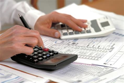 Pensionado revisando documentos y calculadora