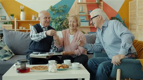 Fotografía de personas mayores compartiendo momentos de oración y lectura bíblica en un entorno comunitario.