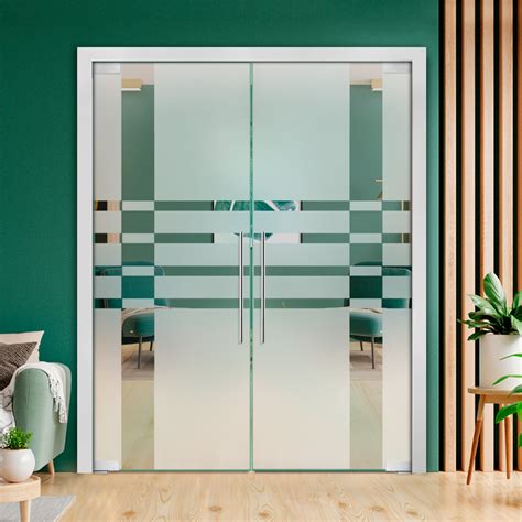 Diseño de puerta de cristal con marcado de color contrastante a diferentes alturas para personas con discapacidad visual
