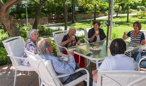 Ilustración esquemática de los requisitos generales para ingresar a un asilo de ancianos.