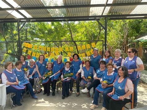 Foto de voluntarios de Hogar de Cristo interactuando con beneficiarios