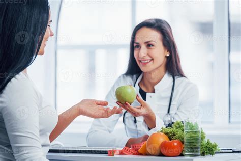 foto de una persona mayor consultando a un nutricionista